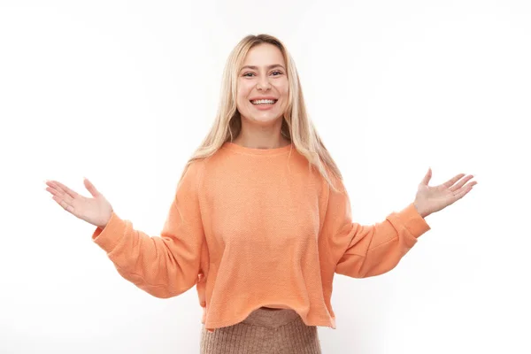 Porträtt Positiv Blond Flicka Känslomässigt Glädje Och Känner Glad Nöjd — Stockfoto