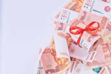 Rus Rublesi 5000 banknot, kırmızı kurdeleli bir tomar para, hediye konsepti.