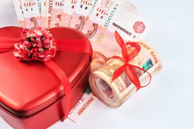 Beyaz arka planda Rus rublesi, içinde kırmızı kurdele olan beş bin banknot, para hediye konsepti.