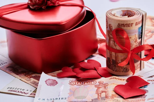 Rosyjskie Ruble Białym Tle Wiązka Pięciu Tysięcy Banknotów Czerwoną Wstążką — Zdjęcie stockowe