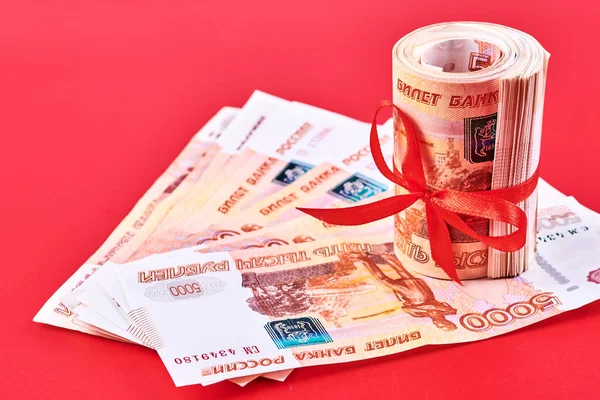 Rus Rublesi Beş Bin Banknot Kırmızı Arka Planda Kırmızı Kurdeleli — Stok fotoğraf