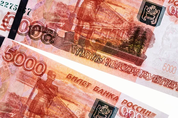 Российские Рубли Пять Тысяч Банкнот Пачка Денег Белом Фоне — стоковое фото