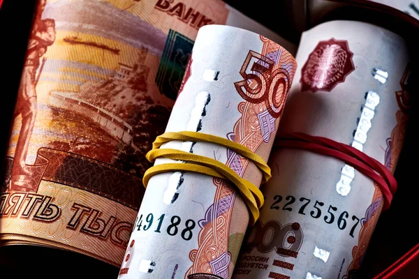 Rublos Rusos Cinco Mil Billetes Paquete Dinero Con Cinta Roja —  Fotos de Stock
