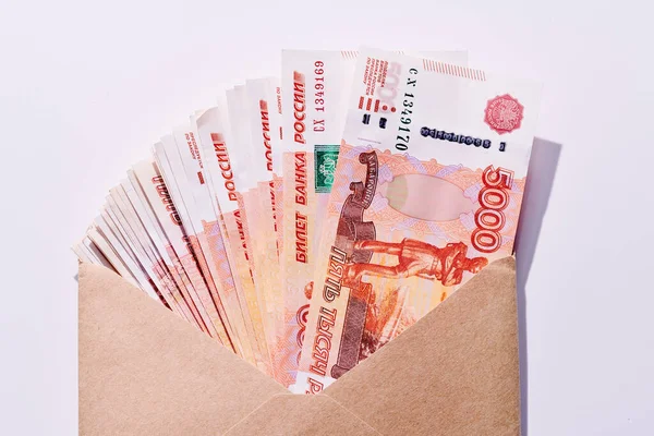 Rus Rublesi Beş Bin Banknot Beyaz Arka Planda Yığınla Para — Stok fotoğraf