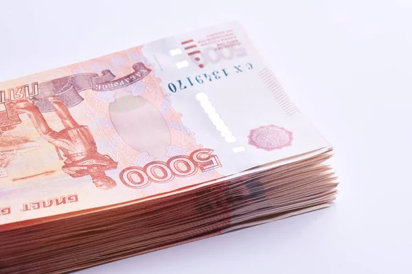 Rublos Rusos Cinco Mil Billetes Pila Dinero Sobre Fondo Blanco —  Fotos de Stock