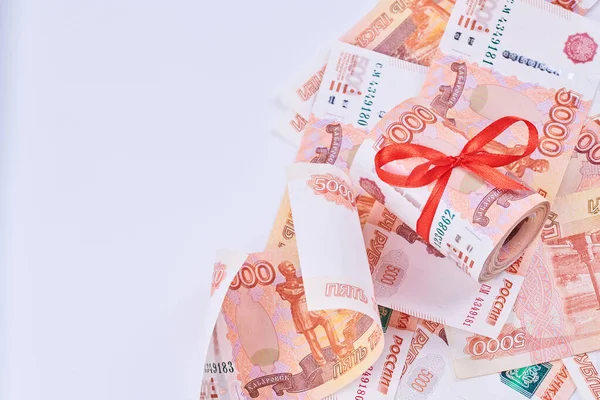 Rus Rublesi 5000 Banknot Kırmızı Kurdeleli Bir Tomar Para Hediye — Stok fotoğraf
