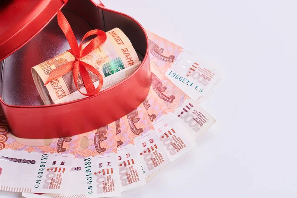 Russische Rubel Auf Weißem Hintergrund Bündel Von Fünftausend Banknoten Mit — Stockfoto