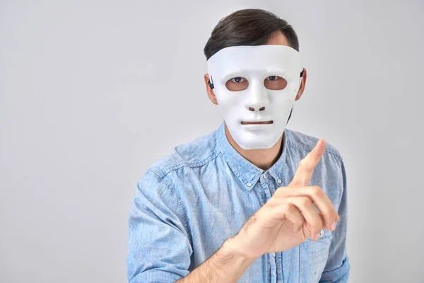 얼굴에 마스크를 신비의 스튜디오 배경에 고립되어 — 스톡 사진
