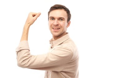 Beyaz arka planda izole edilmiş gücü gösteren kaslı genç beyaz adamın portresi..