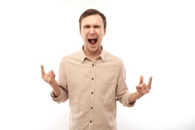 Beyaz arka planda izole edilmiş parmaklarıyla rock 'n roll hareketi yapan beyaz bir adamın portresi.