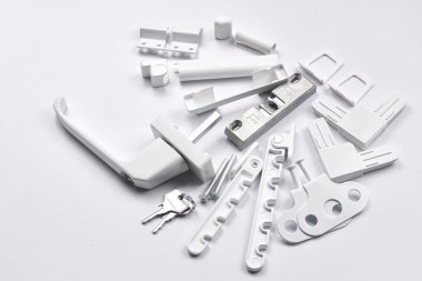 Beyaz arkaplanda izole edilmiş pencere ve kapılar için beyaz plastik donanım