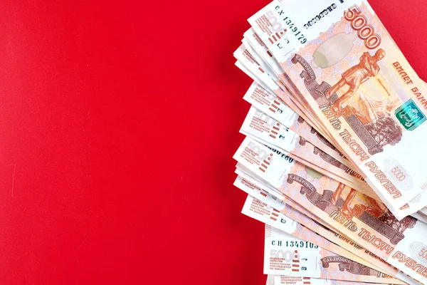 Rublos Rusos Cinco Mil Billetes Pila Dinero Sobre Fondo Rojo — Foto de Stock