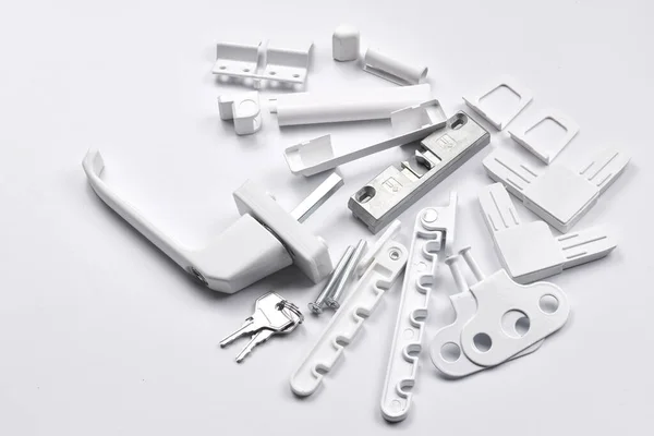 Weiße Kunststoffbeschläge Für Fenster Und Türen Isoliert Auf Weißem Hintergrund — Stockfoto