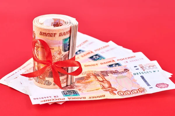 Rosyjskie Ruble Pięć Tysięcy Banknotów Wiązka Pieniędzy Czerwoną Wstążką Czerwonym — Zdjęcie stockowe