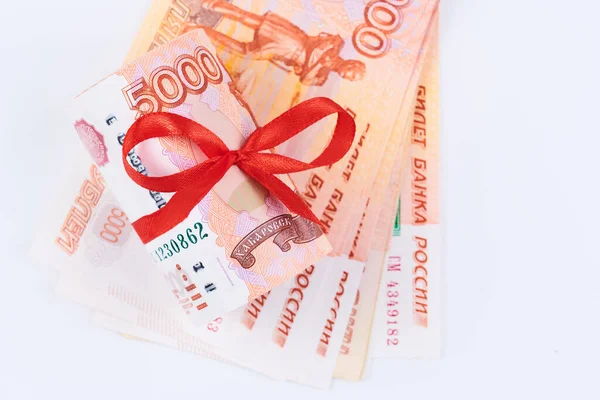 Rus Rublesi 5000 Banknot Kırmızı Kurdeleli Bir Tomar Para Hediye — Stok fotoğraf