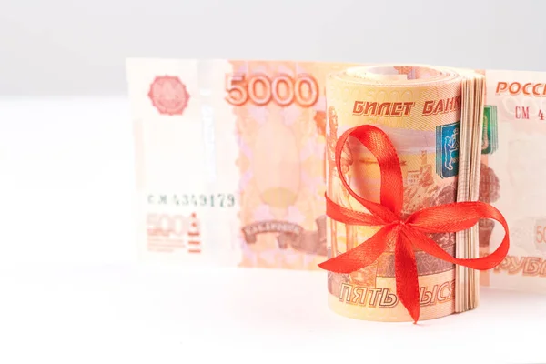 Rosyjskie Ruble Pięć Tysięcy Banknotów Wiązka Pieniędzy Czerwoną Wstążką Białym — Zdjęcie stockowe