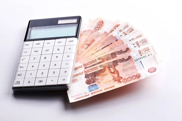 Российские Рубли Пять Тысяч Банкнот Калькулятор Стопка Денег Белом Фоне — стоковое фото