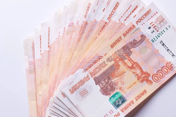 Rublos Rusos Cinco Mil Billetes Pila Dinero Sobre Fondo Blanco —  Fotos de Stock