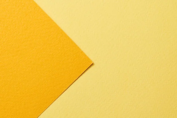 ラフなクラフト紙の背景 紙の質感黄色の異なる色合い テキストのコピースペースを持つモックアップ — ストック写真