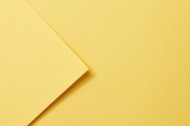 Kaba Kraft kağıt parçaları arka plan, geometrik monokrom kağıt dokusu sarı renk. Metin için kopyalama alanı olan bir model