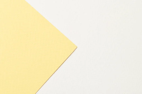 ラフなクラフト紙の背景 紙の質感黄色の白い色 テキストのコピースペースを持つモックアップ — ストック写真