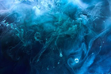 Mavi kontrast sıvı sanat arka planı. Boya mürekkebi patlaması, soyut duman bulutları taklit, suluboya su altı