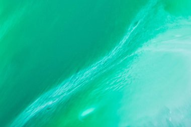 Yaratıcı arkaplan yeşil renklerin açık karışımı. Soyut resim baskısı, suluboya lekeleri ve lekeler, alkol akışı.