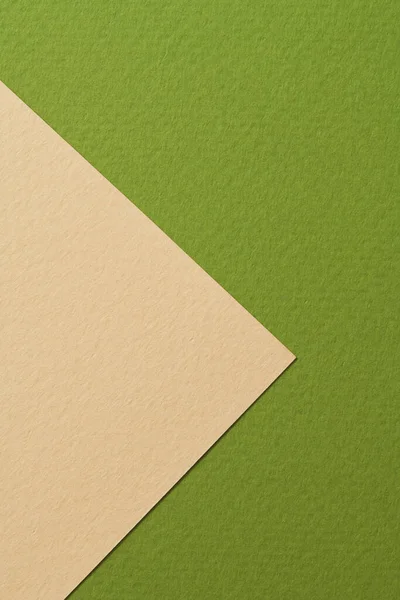 ラフなクラフト紙の背景 紙の質感ベージュ緑の色 テキストのコピースペースを持つモックアップ — ストック写真