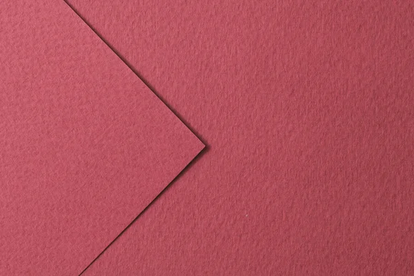ラフなクラフト紙の作品の背景 幾何学的なモノクロームの紙の質感ブルゴーニュ色 テキストのコピースペースを持つモックアップ — ストック写真