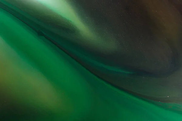 緑の色の創造的な背景のダークミックス アブストラクトアートプリント 水彩絵の具 アルコールインクの流れ — ストック写真
