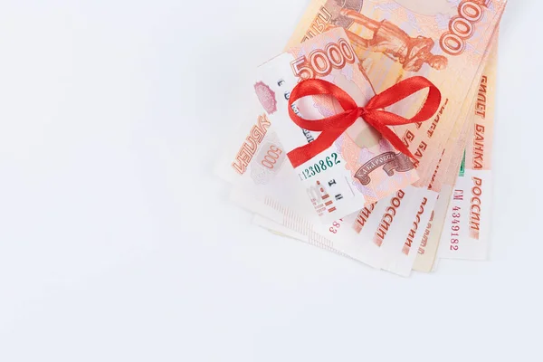 Российские Рубли Пять Тысяч Банкнот Связка Денег Красной Лентой Белом — стоковое фото