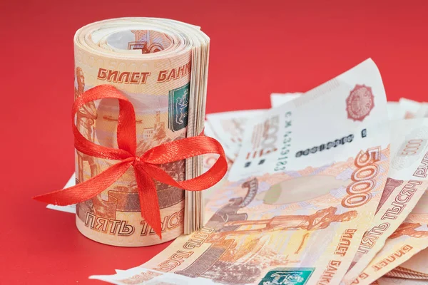 Russische Rubel Fünftausend Banknoten Geldbündel Mit Roter Schleife Auf Rotem — Stockfoto