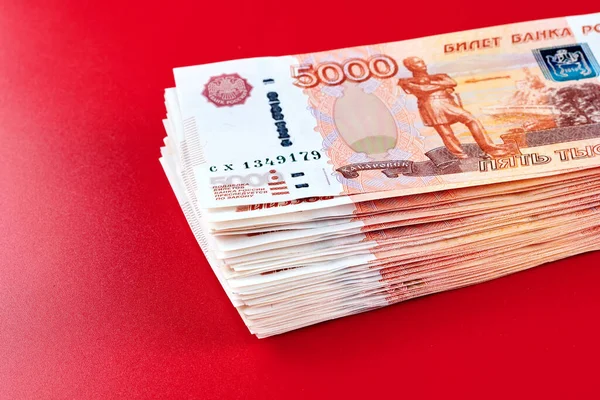 Russische Rubel Fünftausendstel Banknoten Geldstapel Auf Rotem Hintergrund — Stockfoto