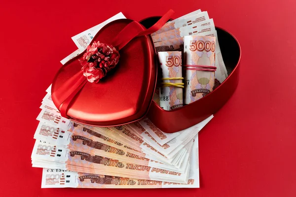 Rosyjskie Ruble Czerwonym Tle Wiązka Pięciu Tysięcy Banknotów Czerwoną Wstążką — Zdjęcie stockowe