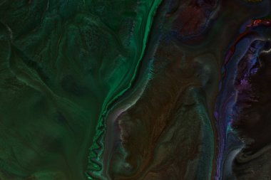 Arka planda koyu renk karışımı. Soyut baskı, suluboya lekeleri, alkol mürekkebi akışı.