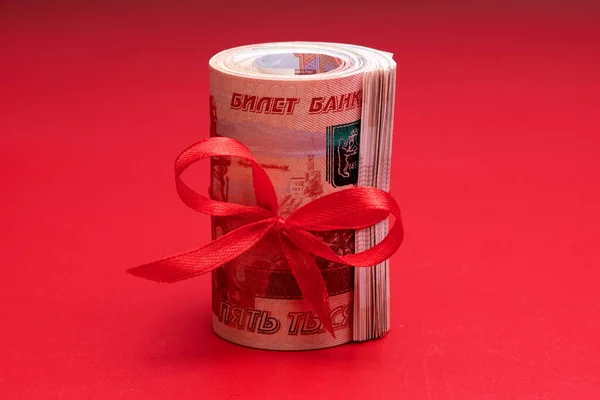 Ruské Rubly Pět Tisíc Bankovek Svazek Peněz Červenou Stuhou Červeném — Stock fotografie