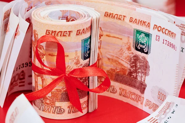 Rublos Rusos Cinco Mil Billetes Paquete Dinero Con Cinta Roja — Foto de Stock