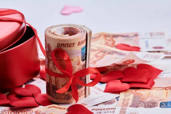 Ruské Rubly Bílém Pozadí Svazek Pěti Tisíc Bankovek Červenou Stuhou — Stock fotografie