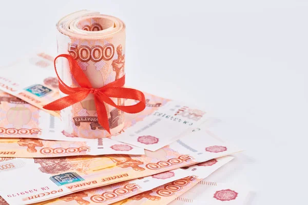 Ruské Rubly Pět Tisíc Bankovek Svazek Peněz Červenou Stuhou Bílém — Stock fotografie