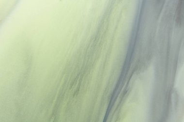 Yaratıcı arkaplan yeşil renklerin açık karışımı. Soyut resim baskısı, suluboya lekeleri ve lekeler, alkol akışı.