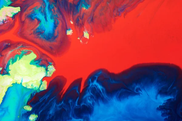 抽象的な創造的な背景液体芸術 コントラスト塗料の汚れや塊 青赤アルコールインク — ストック写真