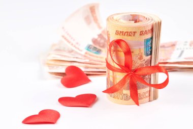 Beyaz arka planda Rus rublesi, içinde kırmızı kurdele olan beş bin banknot, para hediye konsepti.
