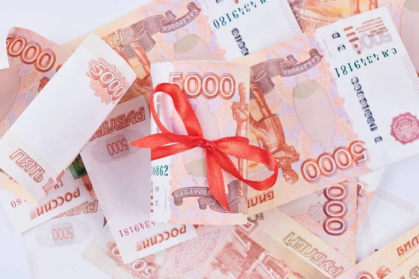 Российские Рубли Пять Тысяч Банкнот Связка Денег Красной Лентой Белом — стоковое фото