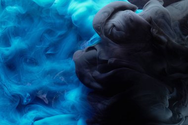 Mavi siyah kontrast sıvı sanat arka planı. Boya mürekkebi patlaması, soyut duman bulutları taklit, suluboya su altı