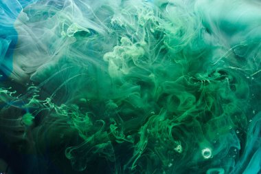 Yeşil kontrast sıvı sanat arka planı. Boya mürekkebi patlaması, soyut duman bulutları taklit, suluboya su altı