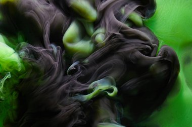 Yeşil siyah kontrast sıvı sanat arka planı. Boya mürekkebi patlaması, soyut duman bulutları taklit, suluboya su altı