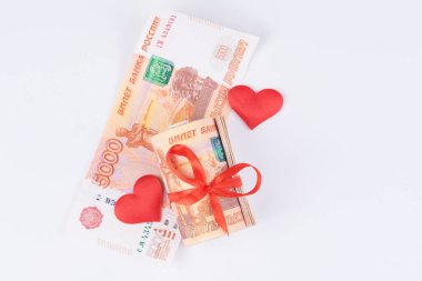 Beyaz arka planda Rus rublesi, içinde kırmızı kurdele olan beş bin banknot, para hediye konsepti.