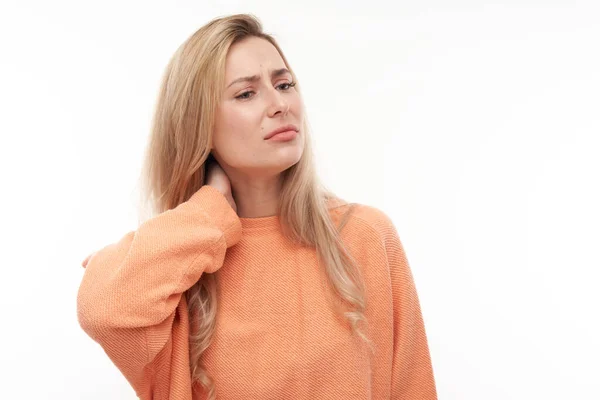 Porträtt Blond Ung Kvinna Med Lidande Ansikte Känner Smärta Halsen — Stockfoto