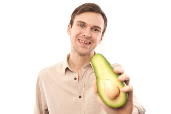 Retrato Jovem Branco Bonito Morena Homem Sorrindo Mostrando Metade Abacate — Fotografia de Stock