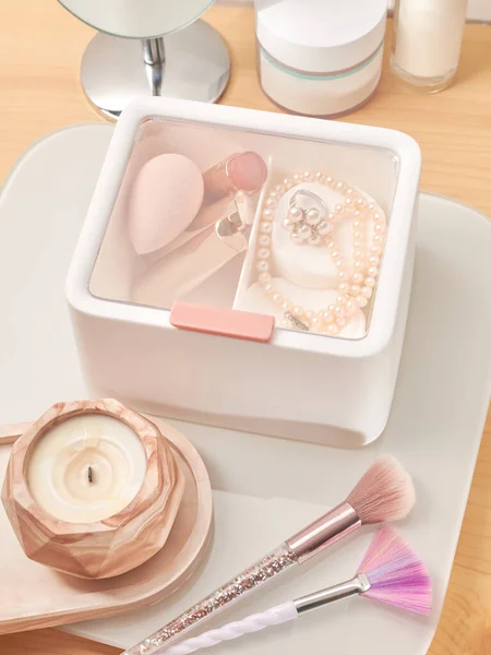 Biały Plastikowy Organizer Produktów Kosmetycznych Makijażu Akcesoriów Wnętrze Gabinetu Kosmetycznego — Zdjęcie stockowe